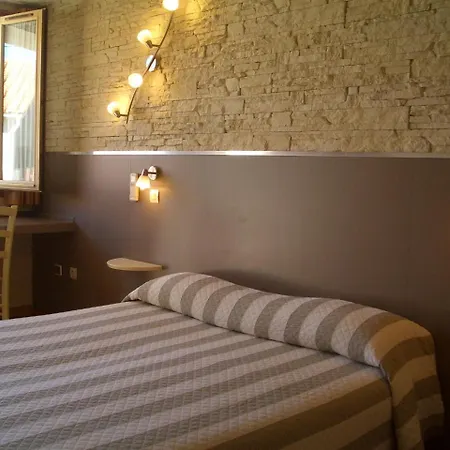 Les Pins ホテル 2*