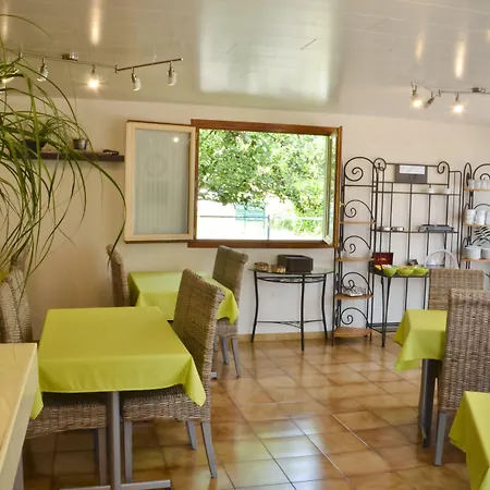 Les Pins 2* Уртен