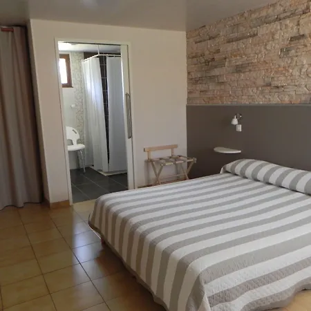 Отель Les Pins Уртен